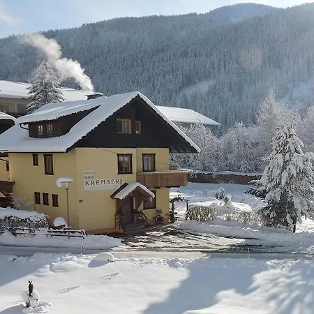 Haus Kremser شقة